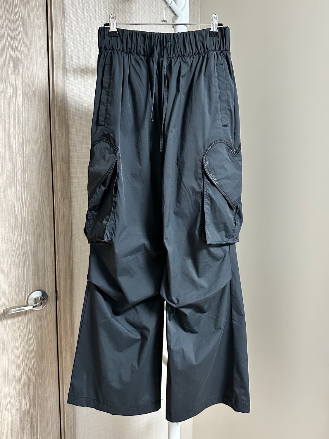 더뮤지엄비지터 하트 포켓 나일론 팬츠 상품이미지2