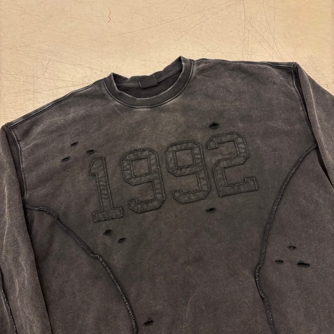 트릴리온 피그먼트 데미지 맨투맨 상품이미지2