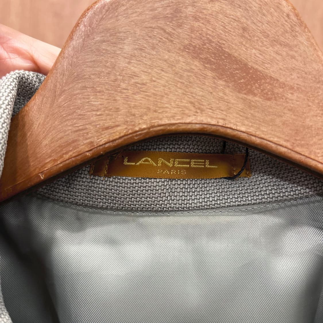  란셀 카라넥 자켓 투톤 배색 밑단 버튼 탭 후면 로고 자수 라이트 카키 상품이미지7