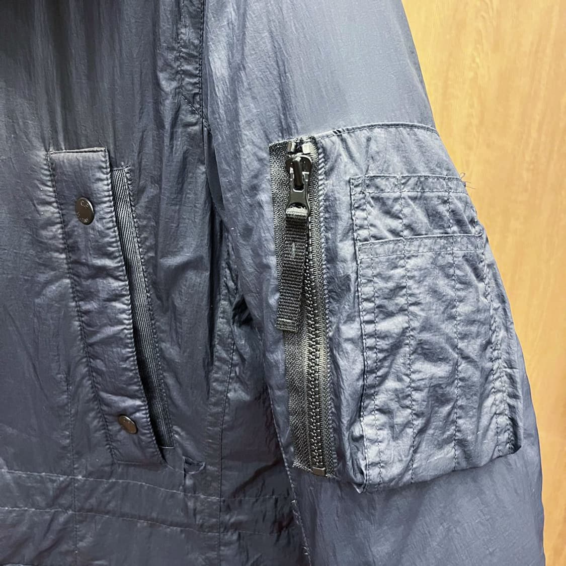 C.P. 컴퍼니 고글 파카 패딩 하이넥 슬리브 포켓 디테일 네이비 상품이미지7