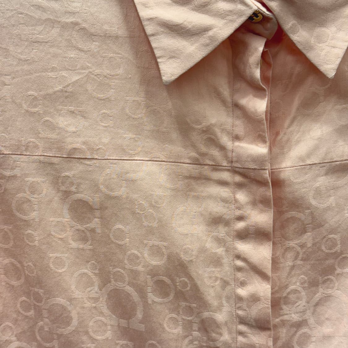 살바토레 페라가모 반팔 셔르 로고 패턴 히든버튼 디테일 핑크 상품이미지6