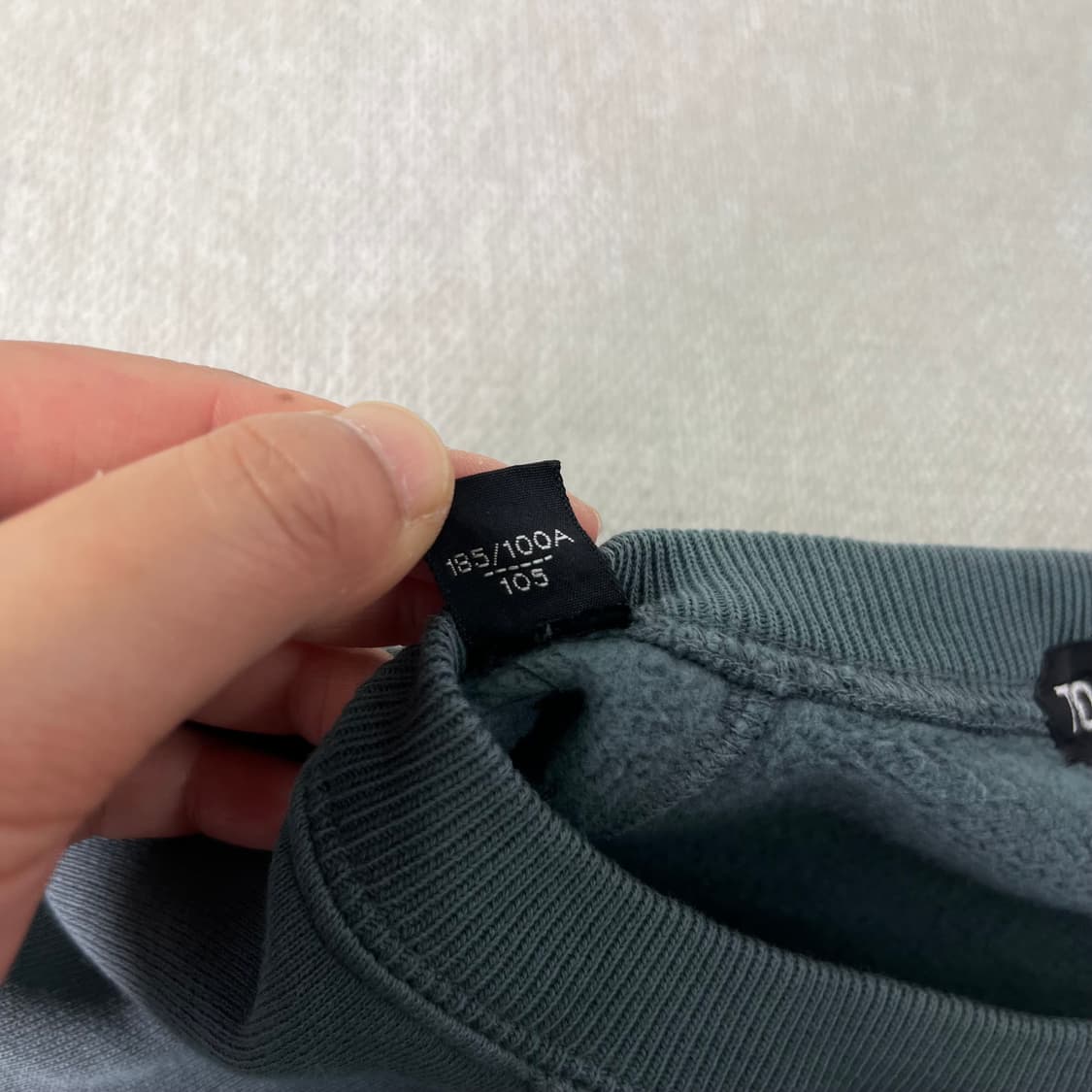 100 톰포드 22FW 그루넥 맨투맨 상품이미지4