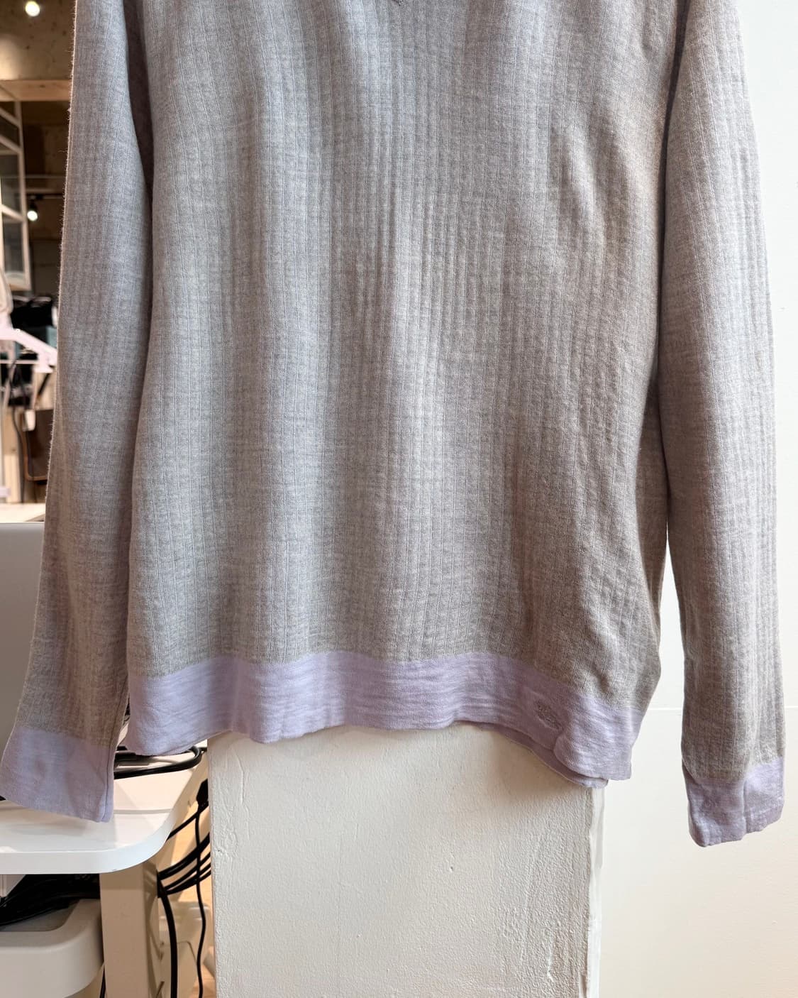 버버리 라이트 퍼플 스트라이프 브이넥 니트  상품이미지6