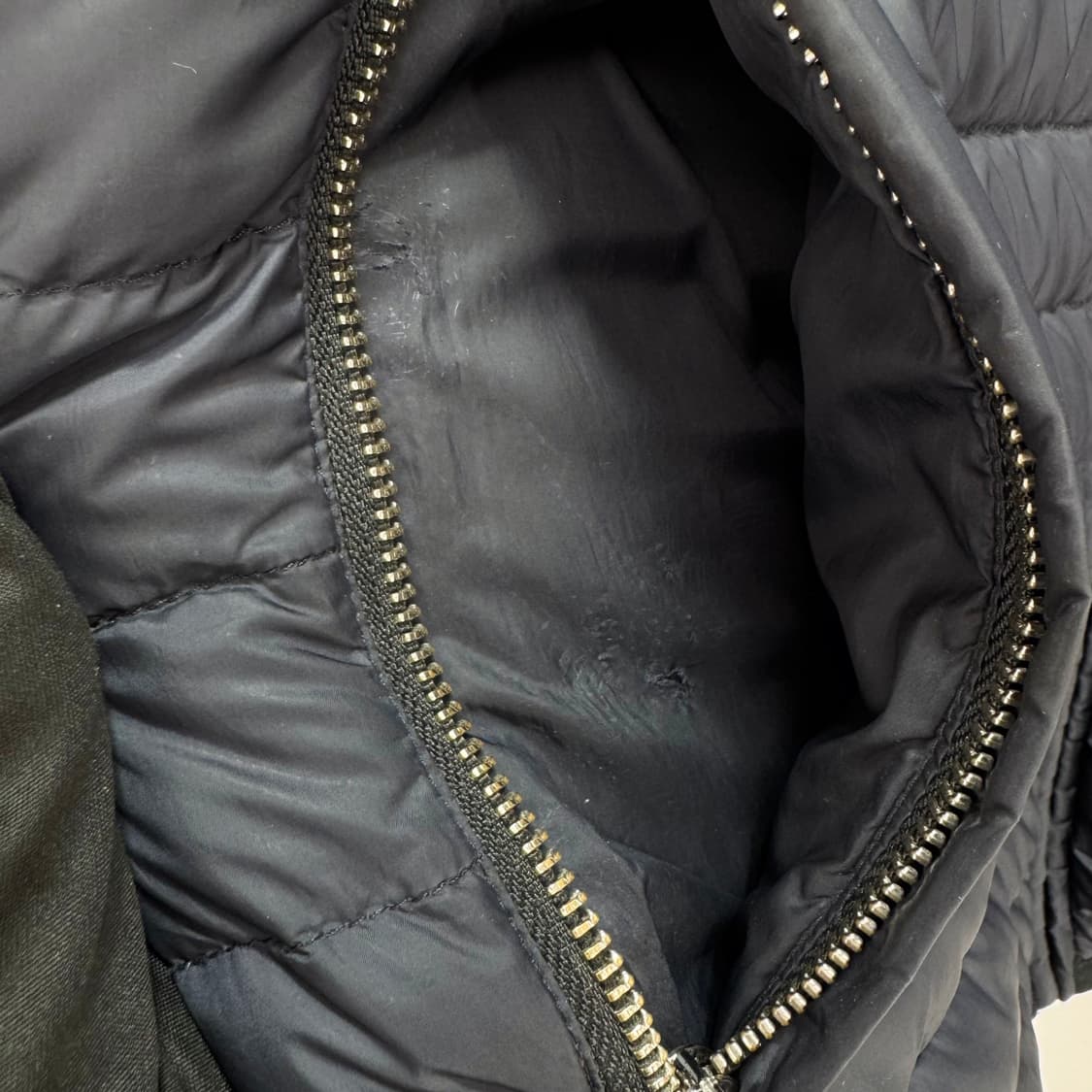 [46사이즈] 프라다 남성 후드 경량 패딩 네이비 (SGH828) 상품이미지9