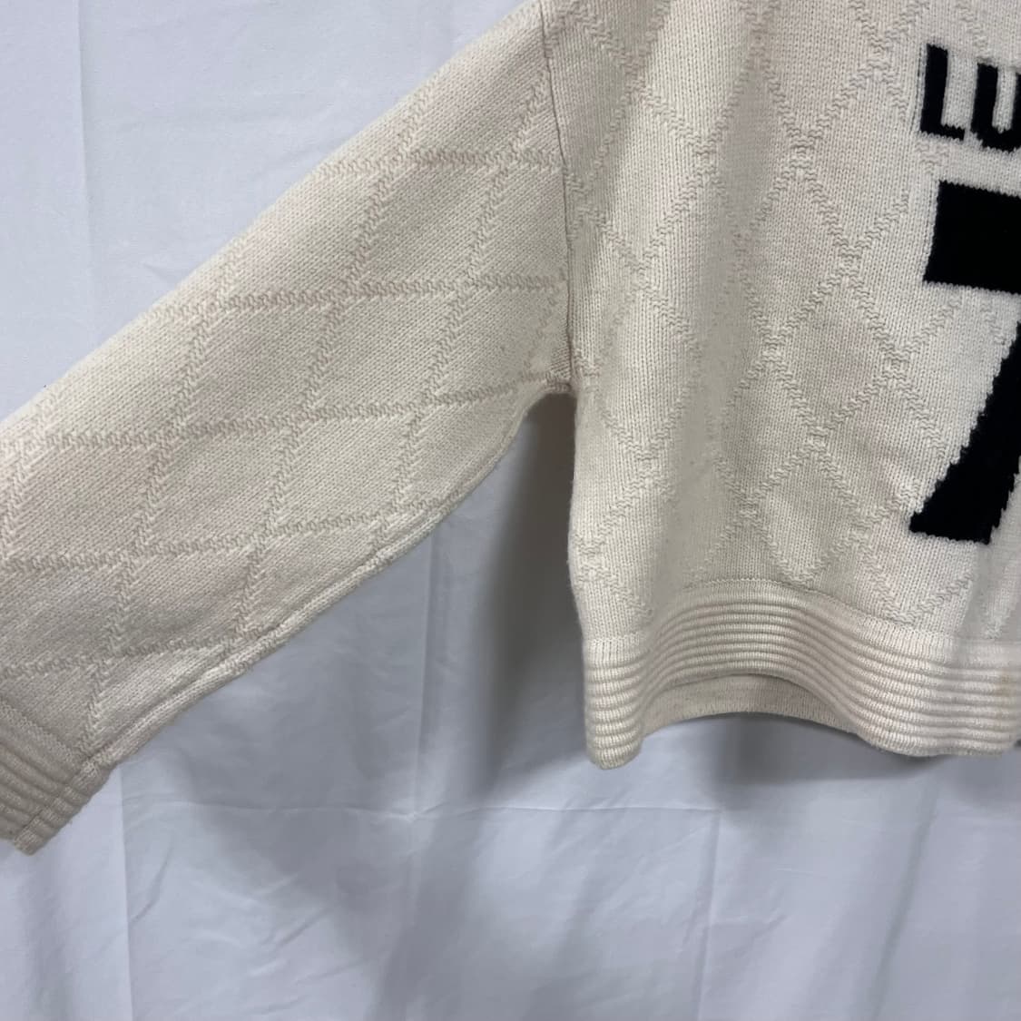 럭키슈에뜨 LUCKY 7 레터링 크롭 니트 상품이미지3