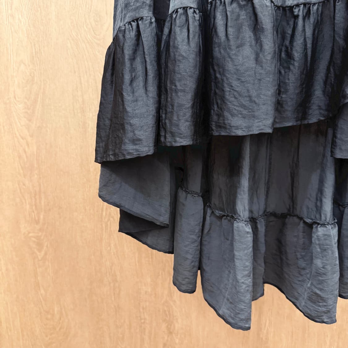 마쥬 언발란스 랩스타일 밴딩 롱 스커트 프릴 레이어드 디테일 블랙 상품이미지6