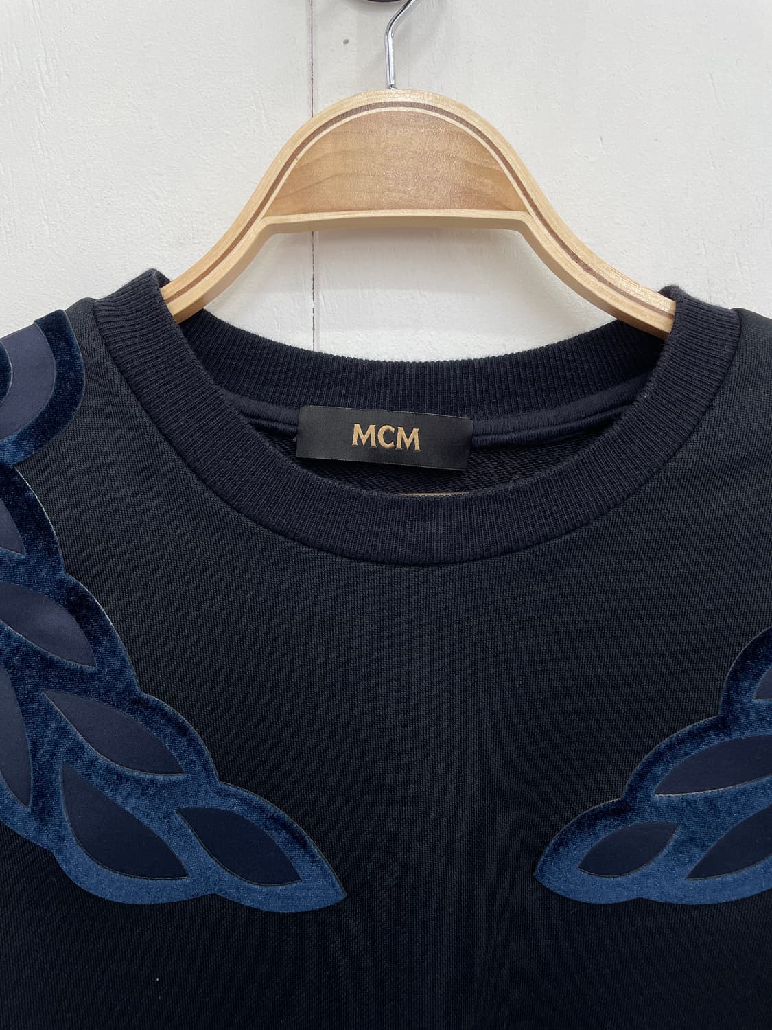 MCM 엠씨엠 벨벳 패치 라운드넥 맨투맨 상품이미지8