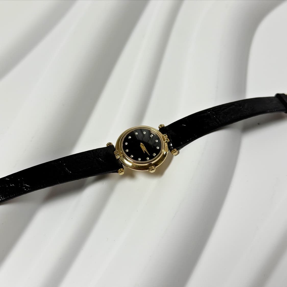 발렌시아가 BB로고 블랙다이얼 라운드골드 워치 상품이미지2