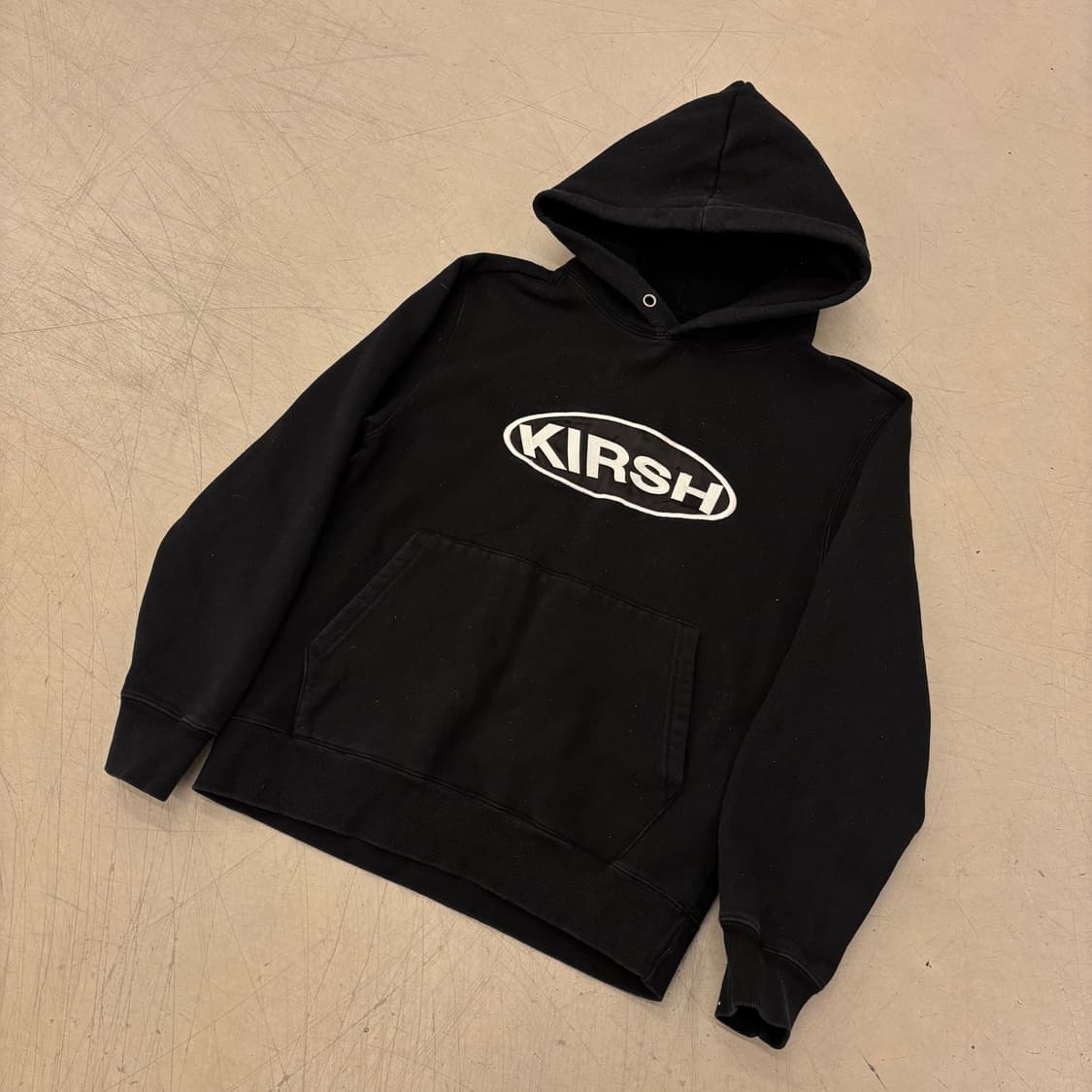 키르시 캡슐로고 후드티 상품이미지1