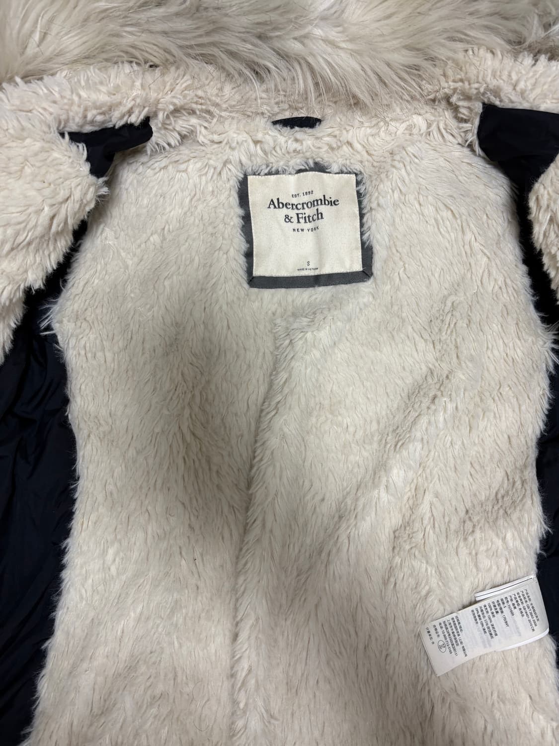 아베크롬비 퍼후드 크롭패딩 슬림핏 네이비  상품이미지4