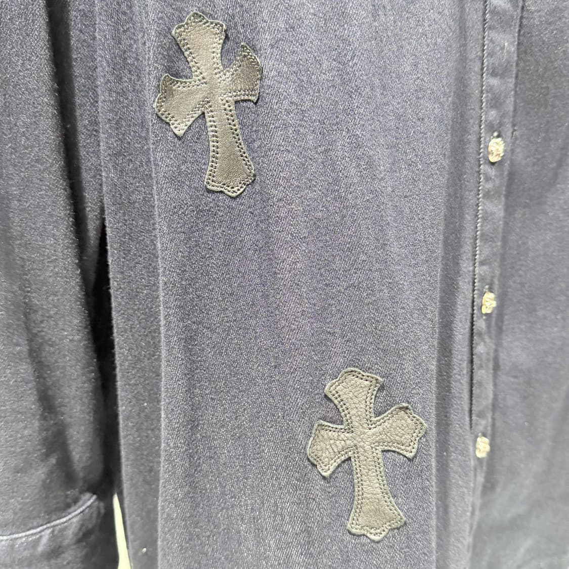 S / 크롬하츠 레더 크로스패치 데님 셔츠 / 오버핏 상품이미지4