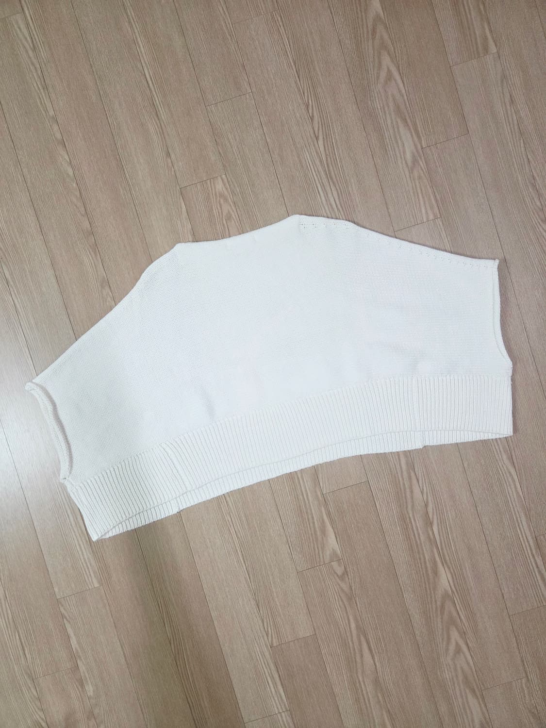 조널 스탠다드 화이트 오버 숄 스타일 크롭 니트 상품이미지4