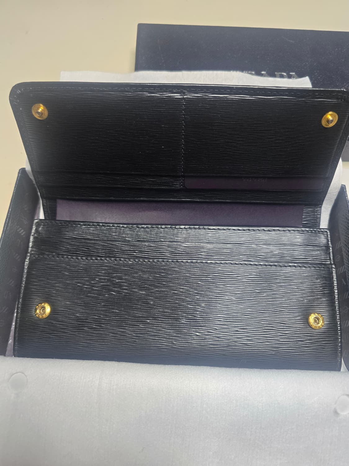 프라다 1MH132 비텔로 레더 블랙 골드 장지갑 상품이미지6