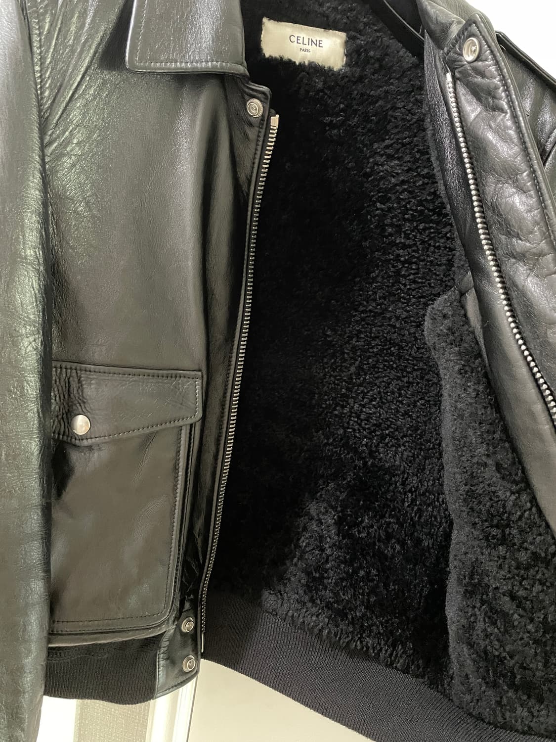 수수료부담 셀린느 19fw 블랙 색상의 셀린느 양털 레더 자켓 48 상품이미지10