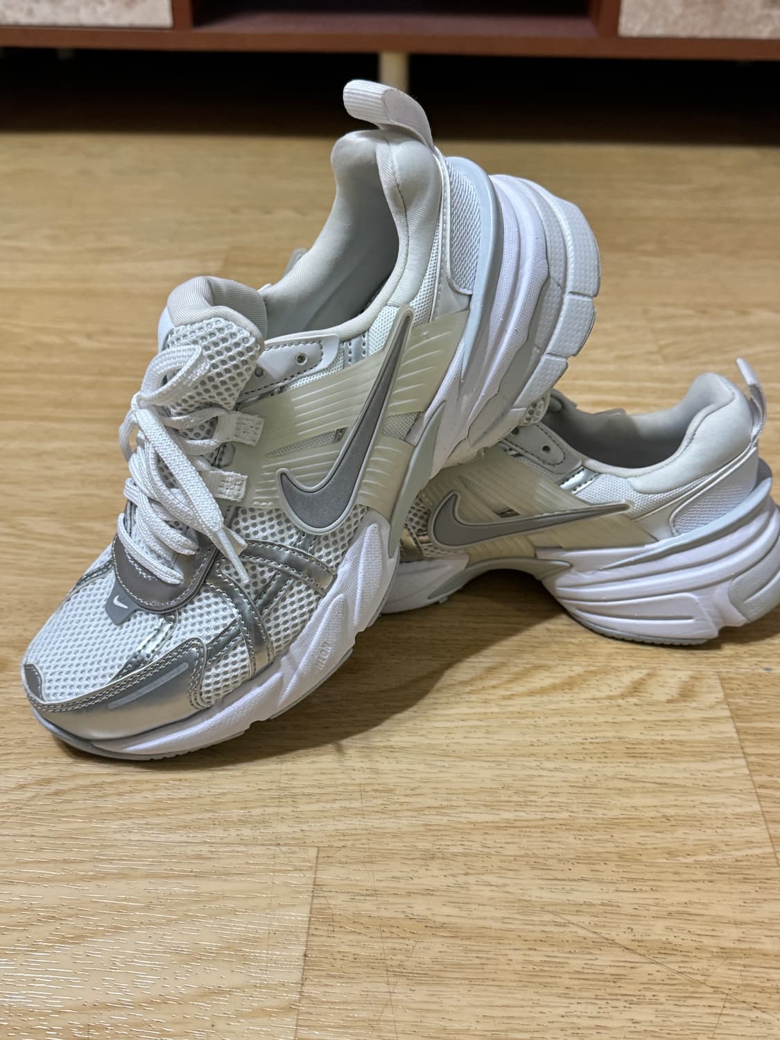 나이키 V2K 테크노 흰/실버 245mm 상품이미지7