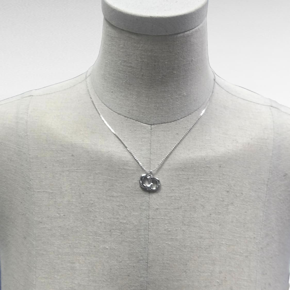 디올 라지 CD 로고 목걸이 상품이미지3