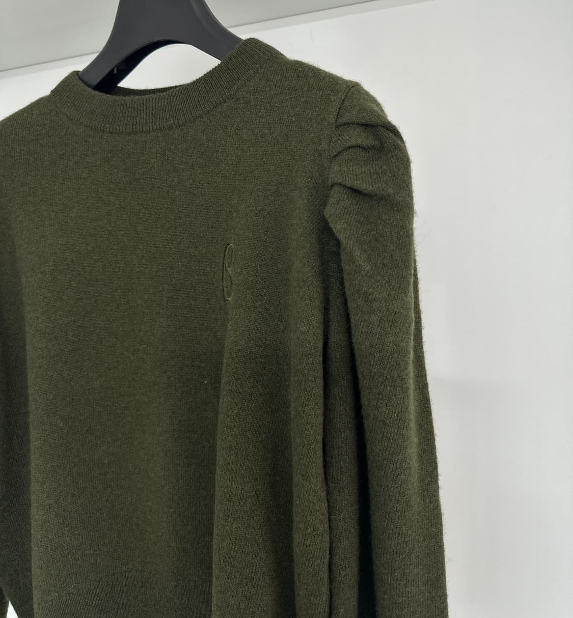 [베르니스] 여성 퍼프숄더 로고 자수 니트 상품이미지3