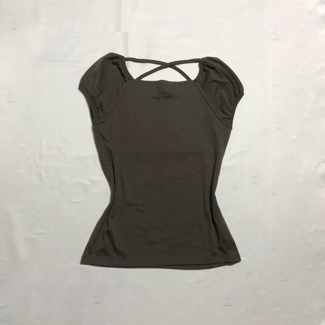 크로스 스트랩 퍼프 슬리브 티셔츠 카키 상품이미지3