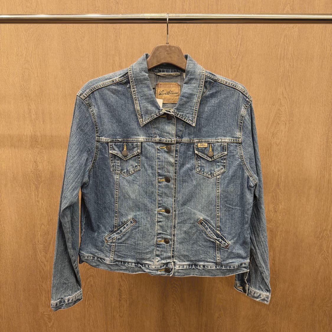 리바이스 트러커 데님 자켓 워싱 스트레치 옐로우 스티치 포켓 디테일 중청 상품이미지2