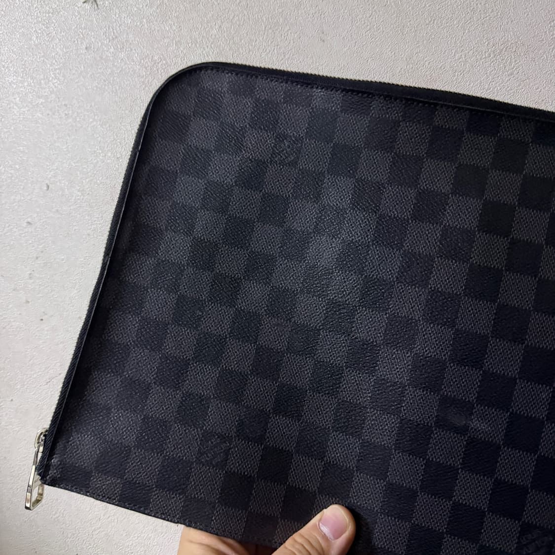 루이비통 모노그램 다미에 그라파이트 포쉐트 클러치백 (사용감) 상품이미지2