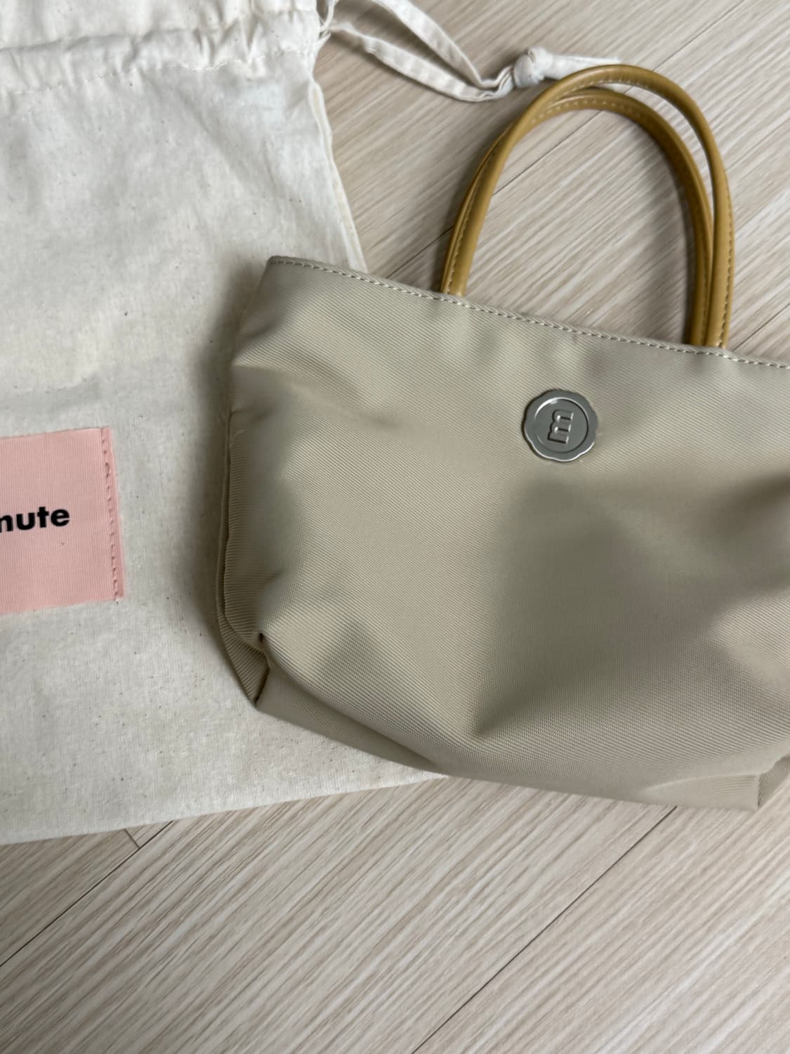 미닛뮤트 minitmute 클로 미니백 모카베이지 상품이미지2