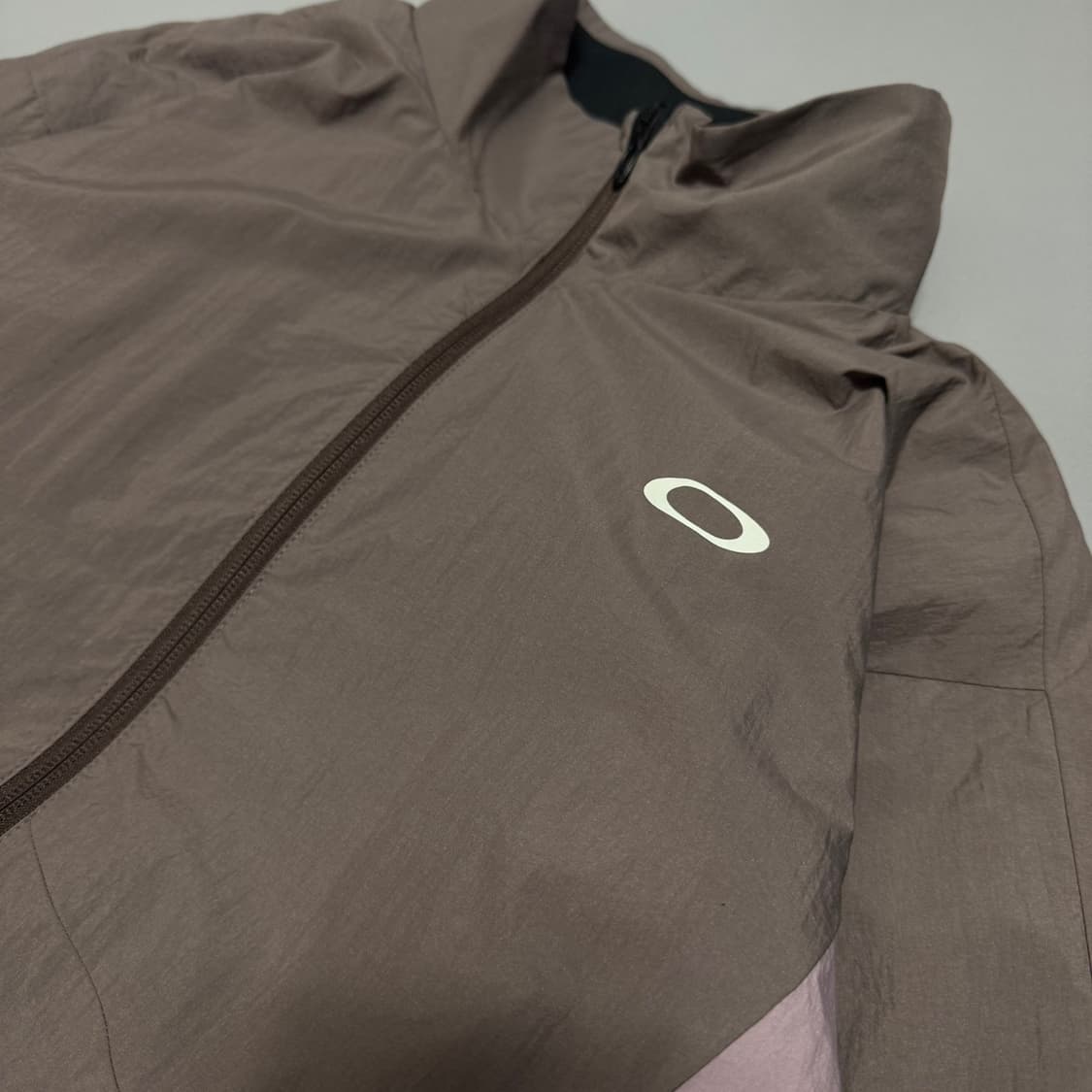 오클리(OAKLEY) 브라운 인디핑크 컬러블록 테크 하이넥 윈드브레이커 상품이미지4