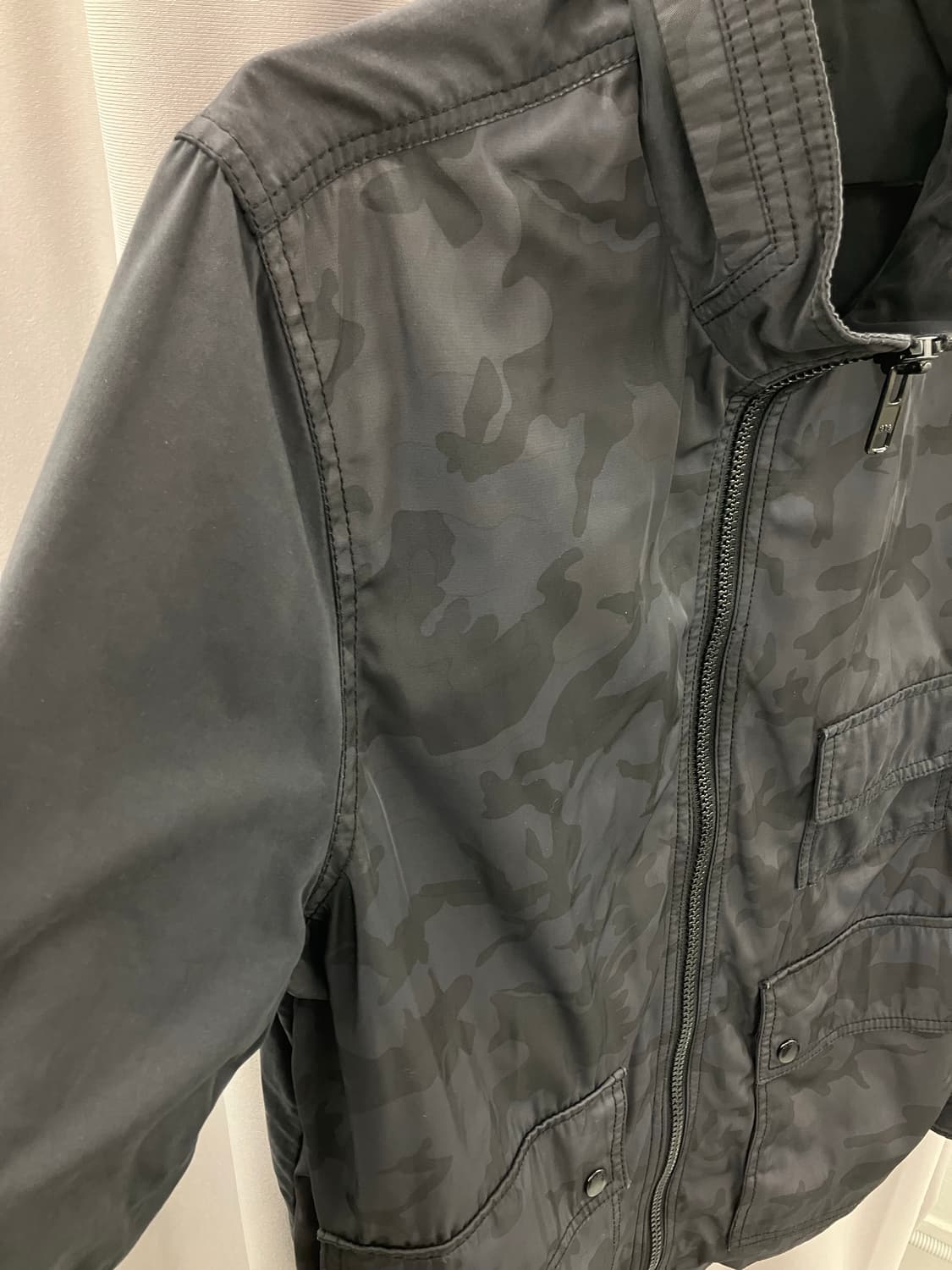 게스 블랙 카모 풀 집업 윈드 브레이커 상품이미지2