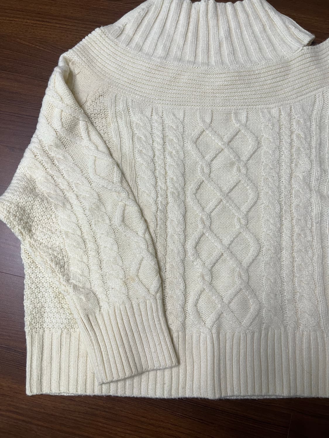 빈티지 어깨 트임 아이보리 반폴라 니트 상품이미지3