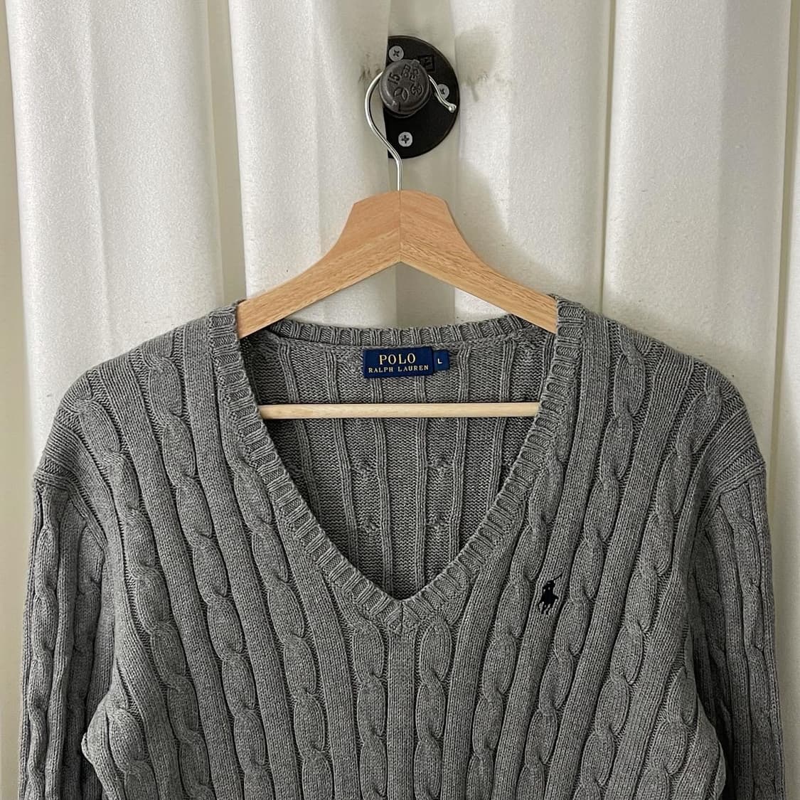 폴로 그레이 꽈배기 브이넥 니트 상품이미지2