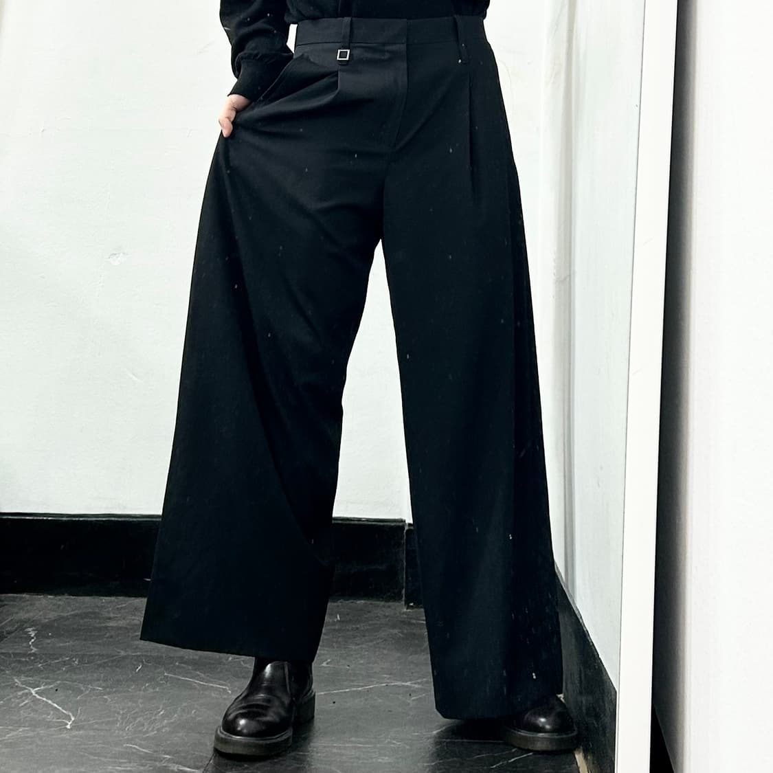 우영미 25SS 블랙 투턱 와이드 팬츠 상품이미지4