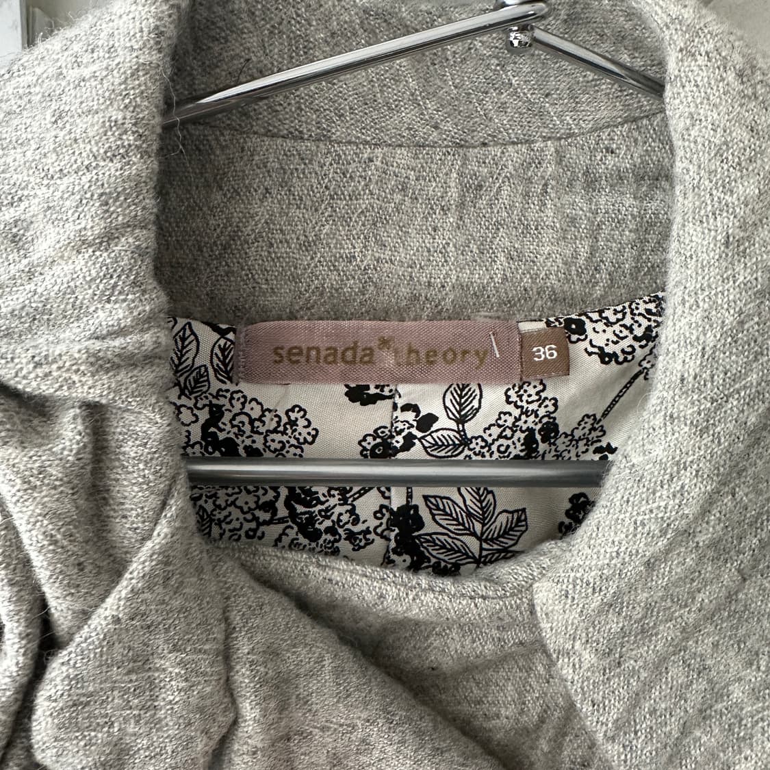 [Senada Theory] 플라워 코사지 & 폼폼 디테일 울 블렌드 코 상품이미지5