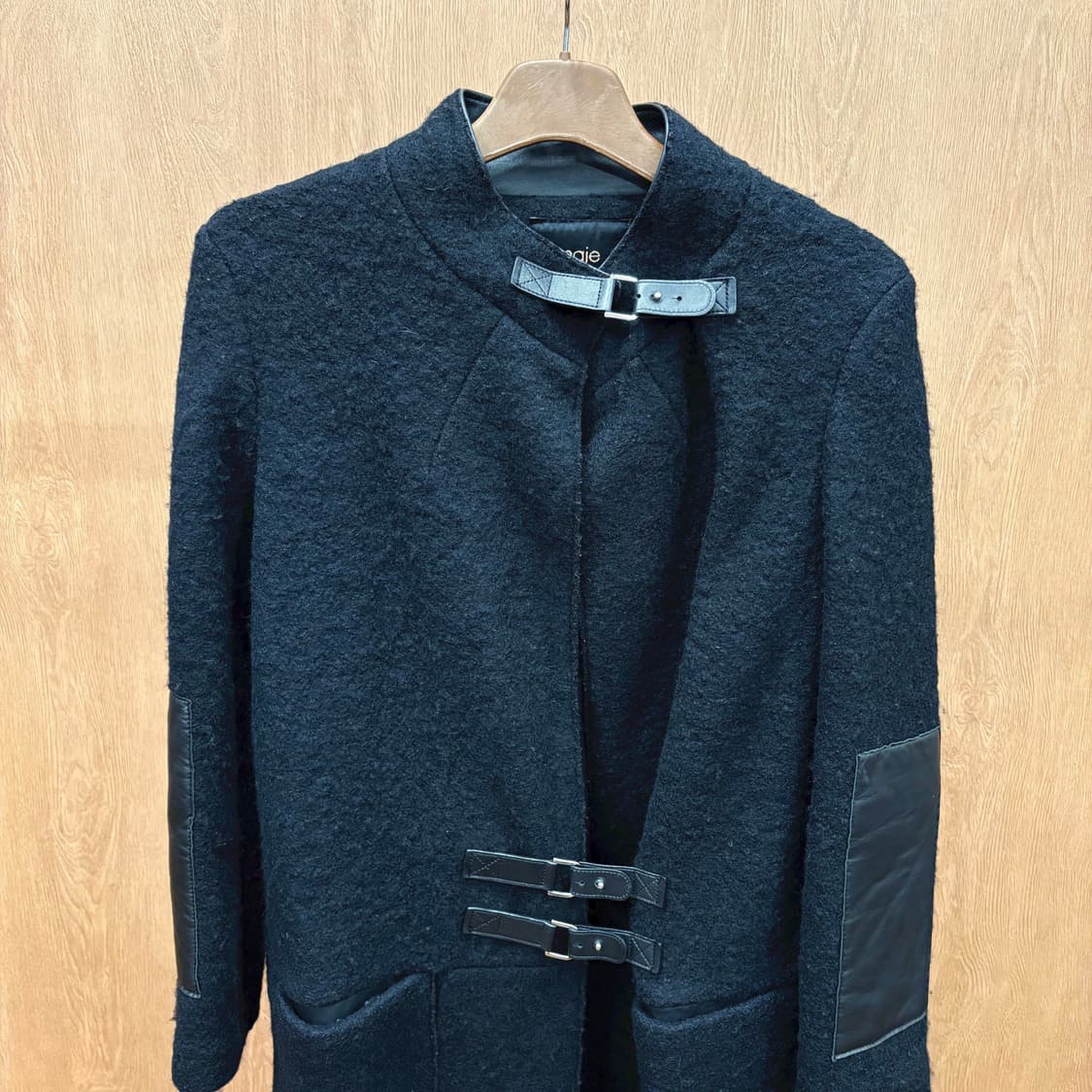 마쥬 긴팔 롱 코트 레더 버클 암 패치 히든 포켓 디테일 블랙 상품이미지4