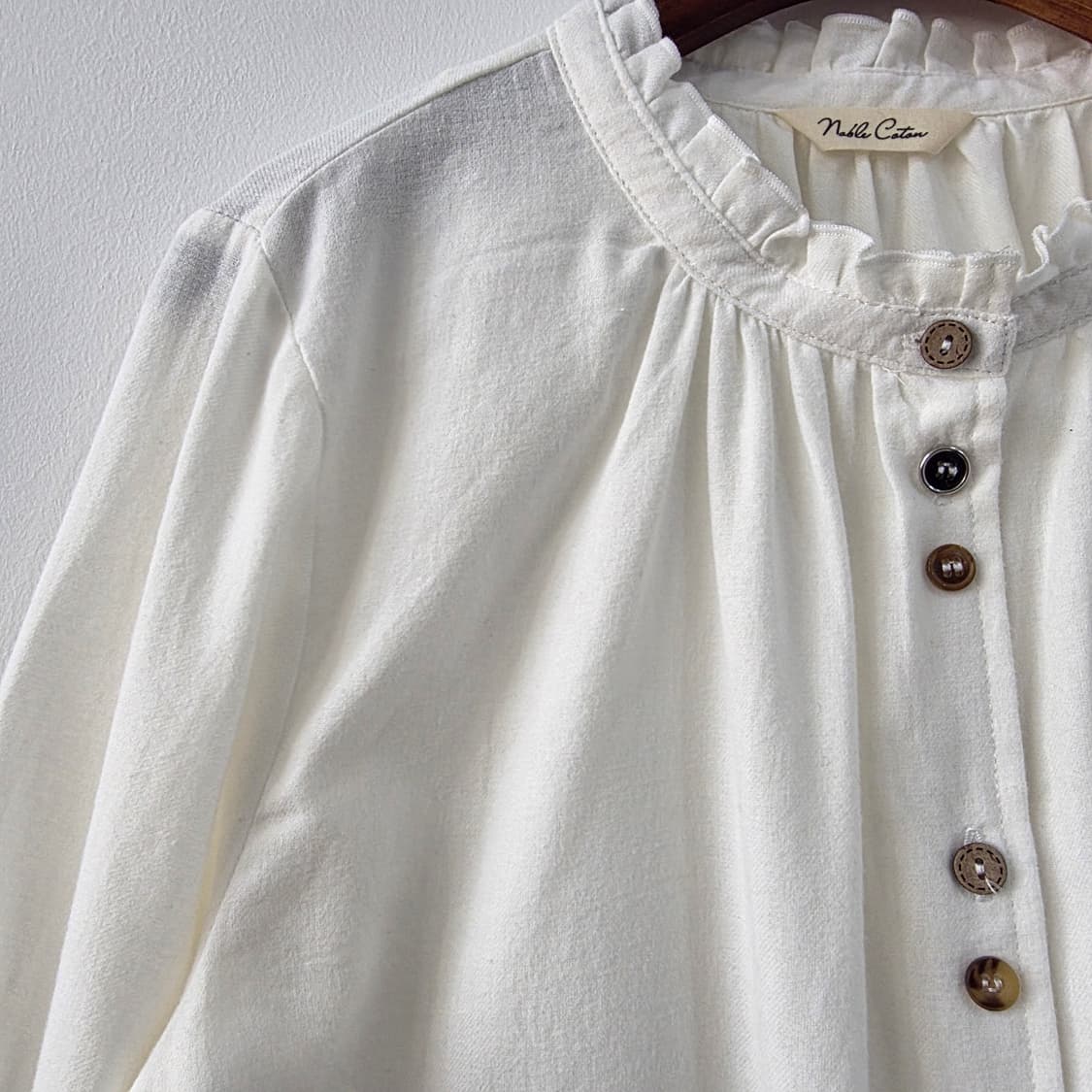 내추럴 아이보리 프릴넥 코튼 블라우스 상품이미지5