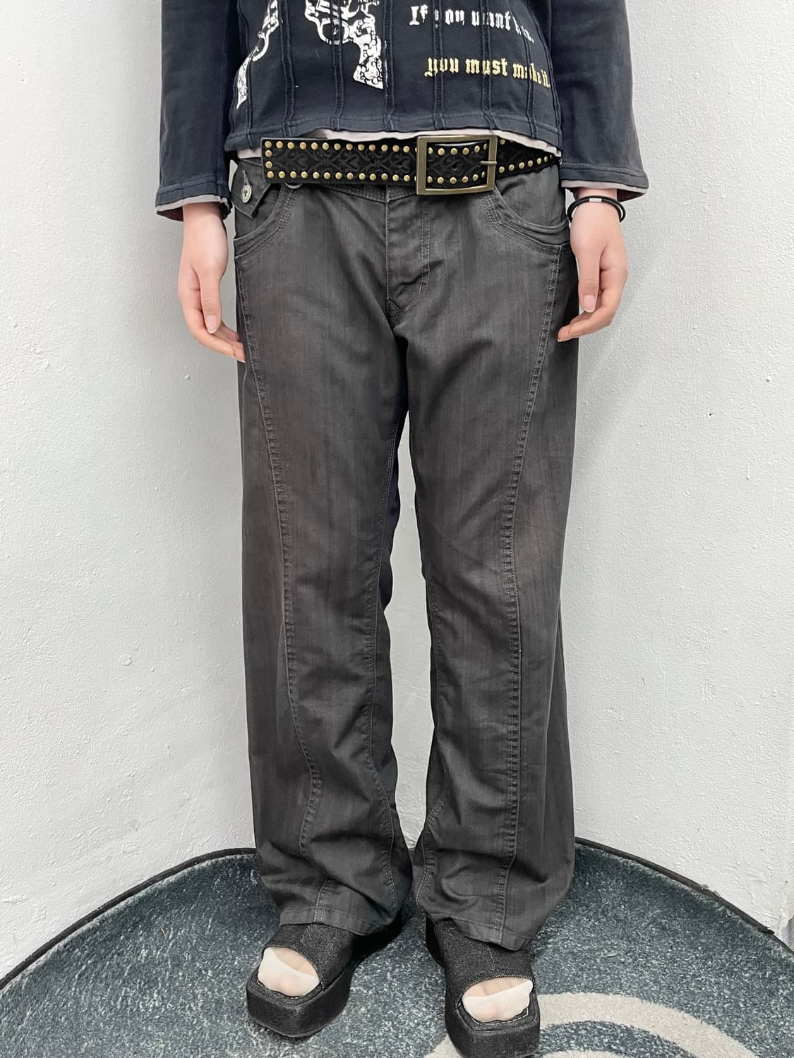 블랙 코팅 버튼 절개 팬츠 상품이미지3