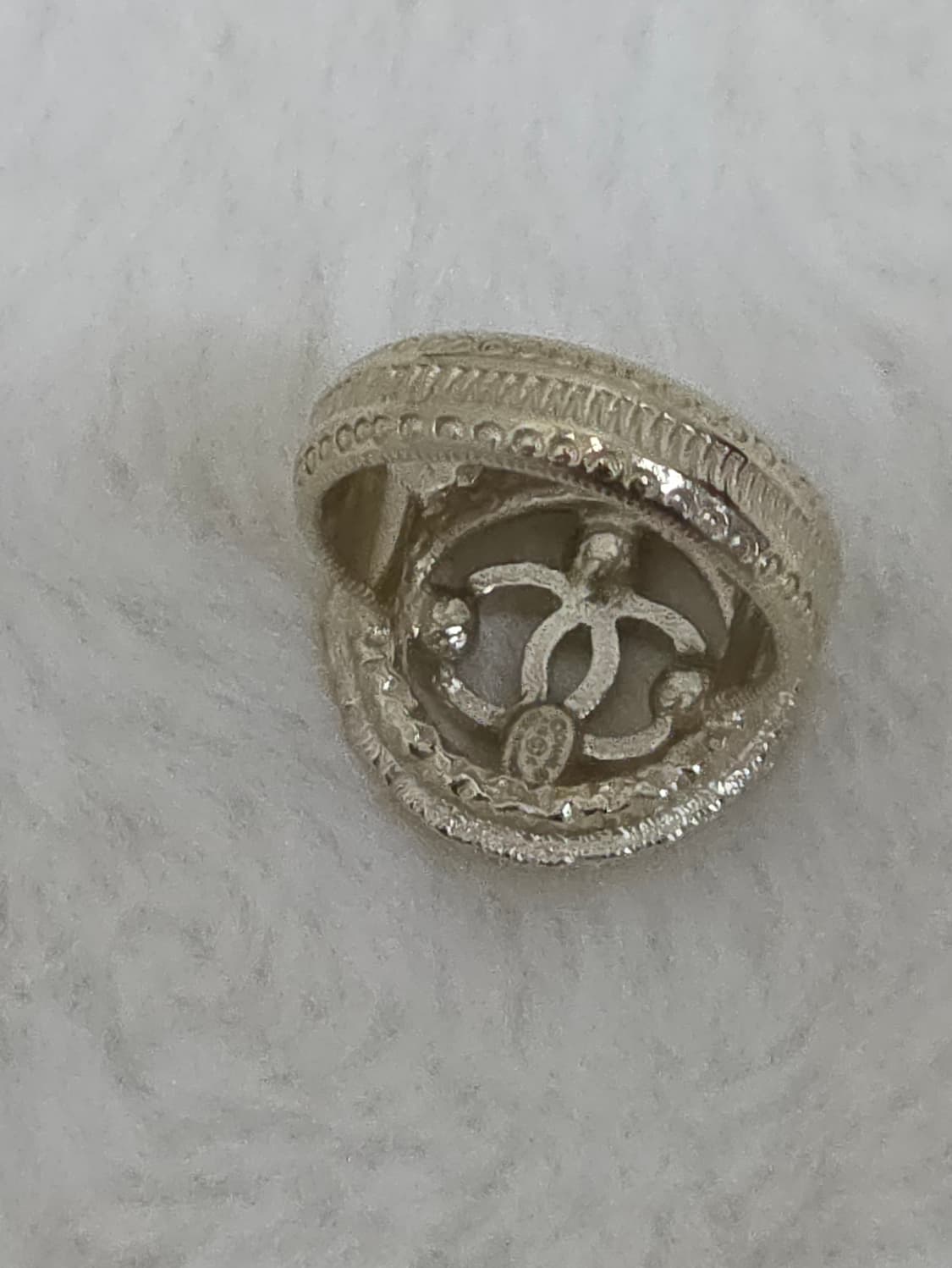샤넬 진주 CC 로고 꼬임 반지 (A18C 2018년식/상태최상/희귀) 상품이미지4