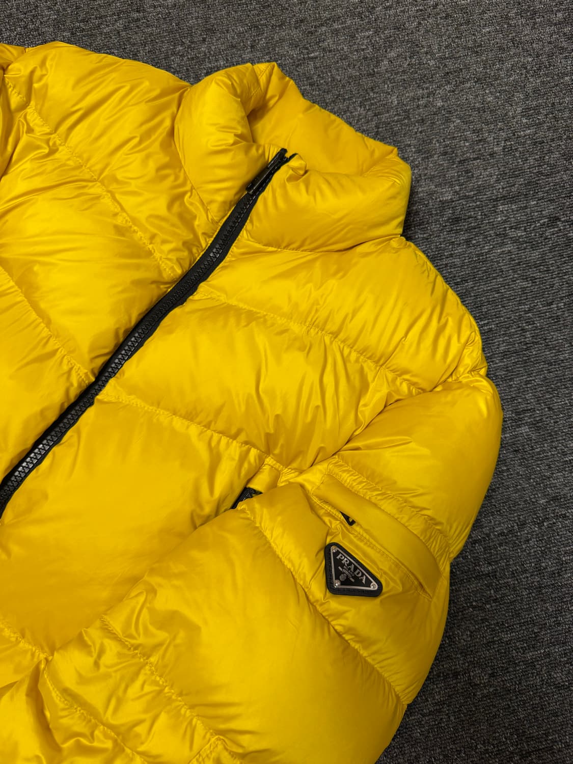 [48] 프라다 20FW 삼각 로고 구스 다운 패딩 옐로우 상품이미지3