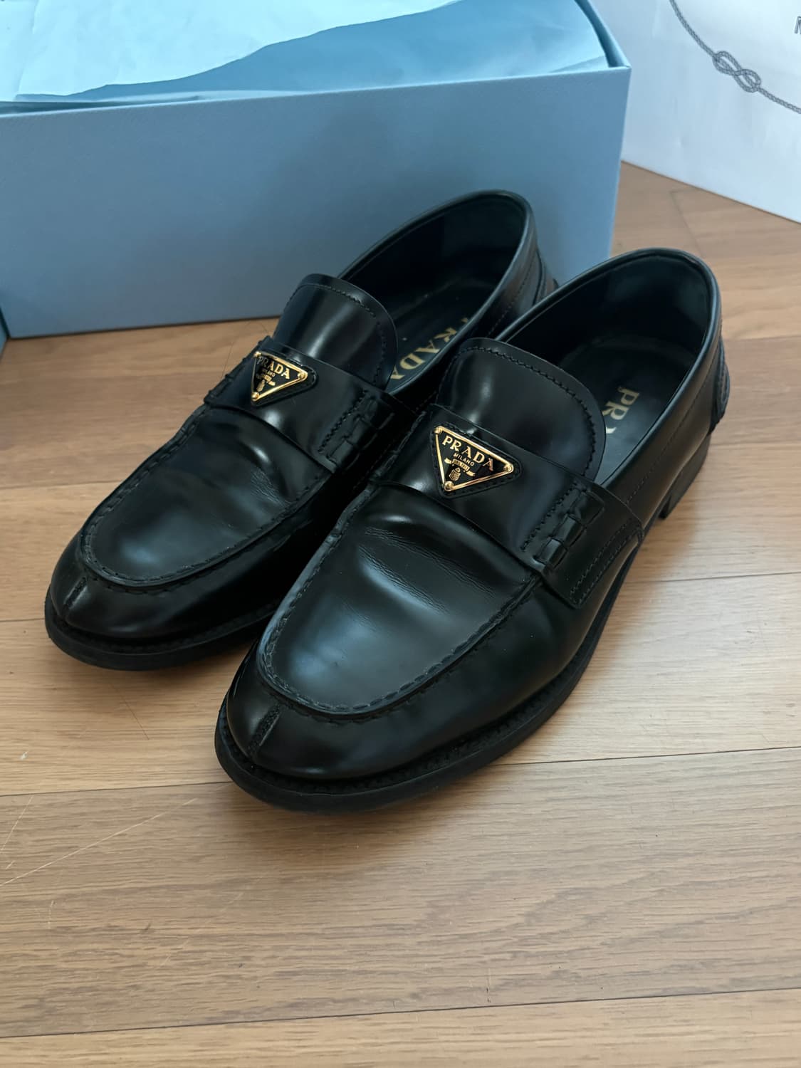 프라다 prada 골드 로고 브러쉬드 블랙 가죽 로퍼 상품이미지1