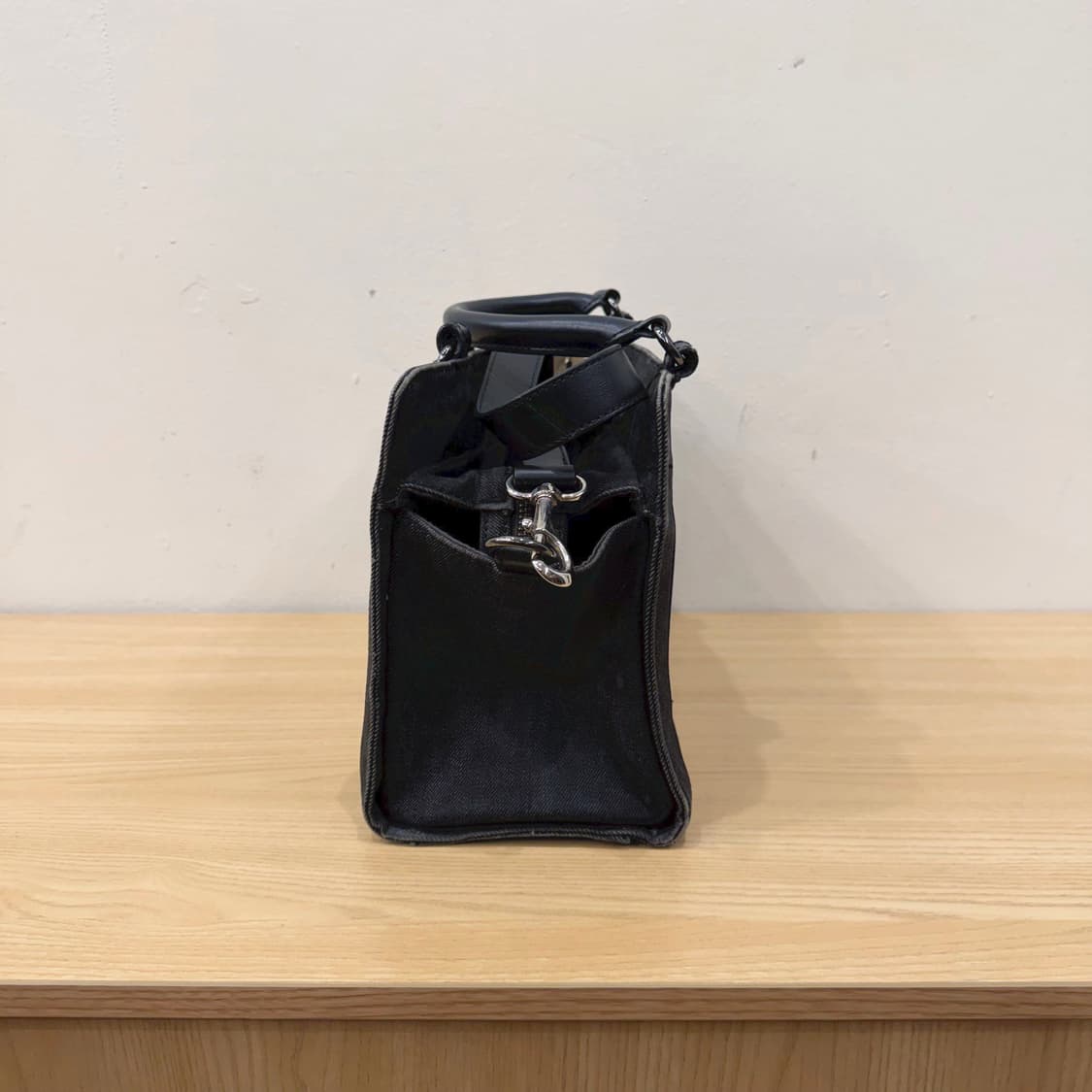 디젤 토트 숄더백 퀼팅 패턴 투웨이 스트랩 지퍼 수납 디테일 블랙 상품이미지3