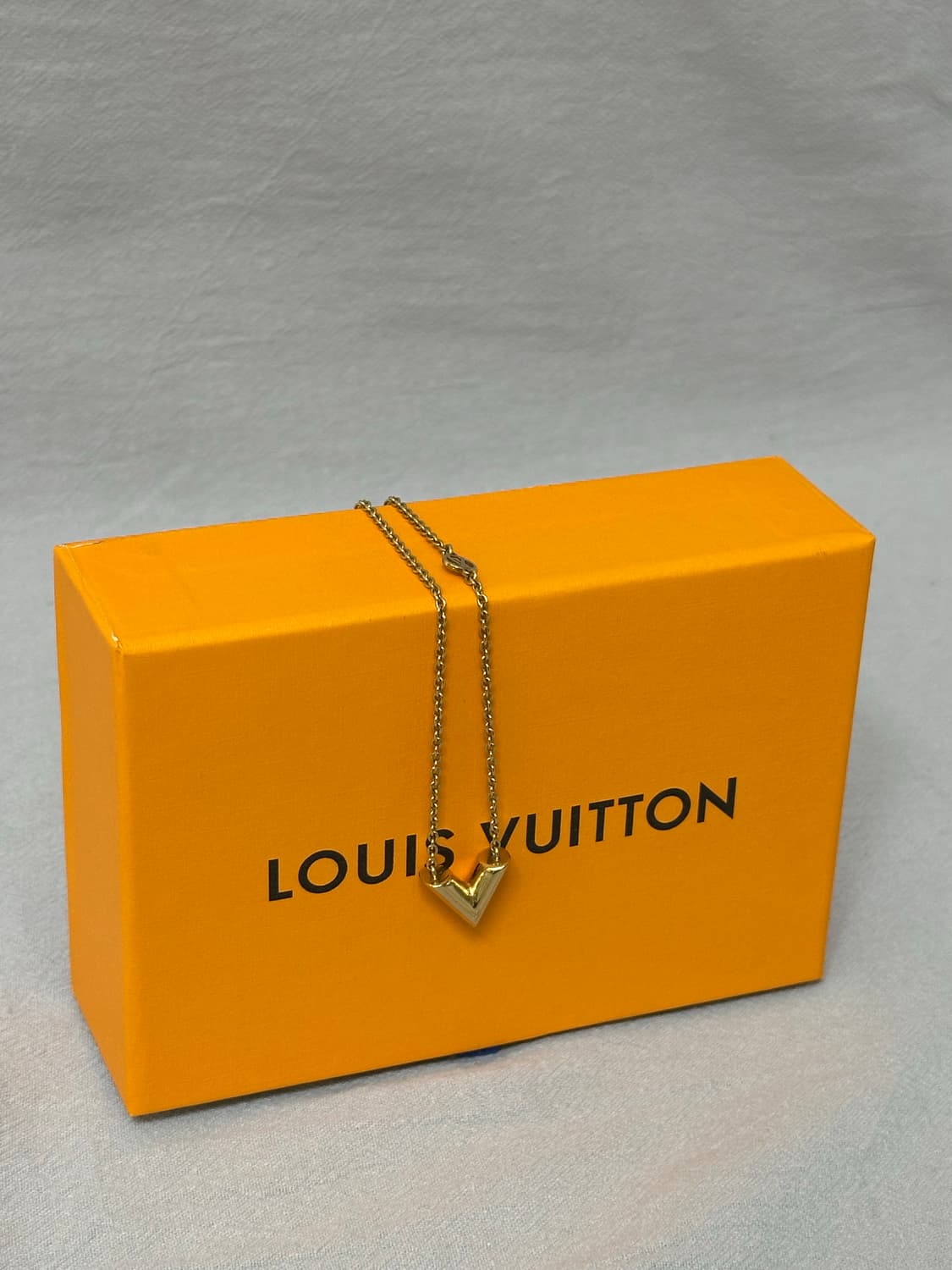 루이비통 에센셜 V 목걸이 골드 상품이미지3
