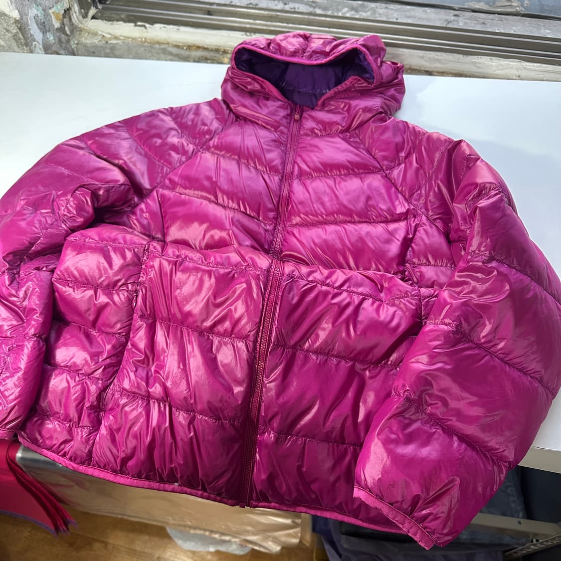 우먼L-XL 유니클로 딥핑크 웜후드 경량패딩 상품이미지2