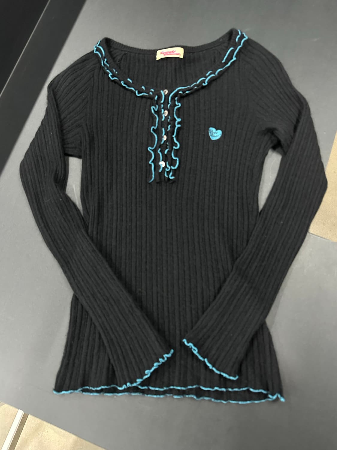 히스테릭 글래머 하트자수 프릴  배색 포인트 니트 슬리브 상품이미지4