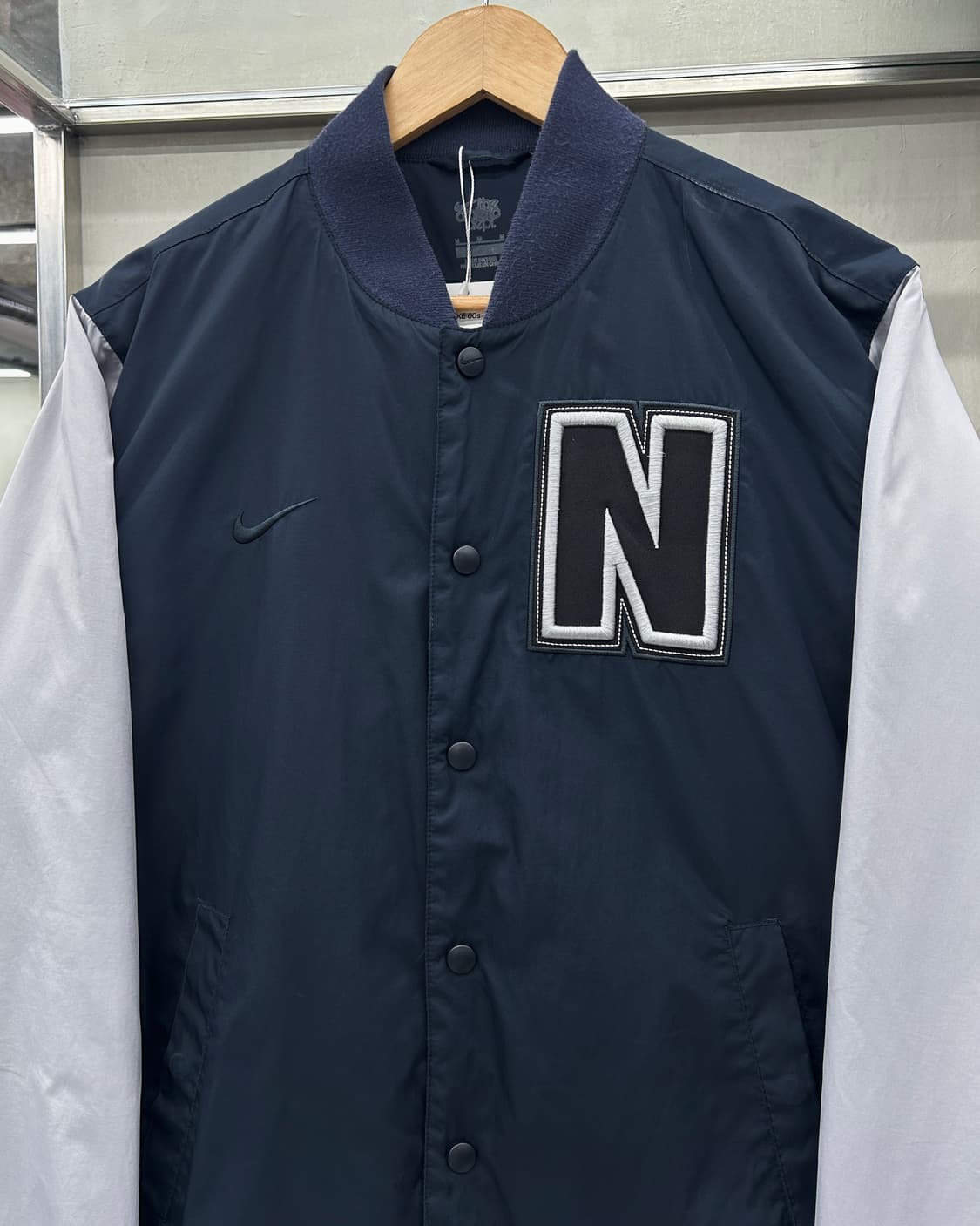 나이키 스우시 엠브로이더리 폴리쉘 바시티 자켓 점퍼 상품이미지2