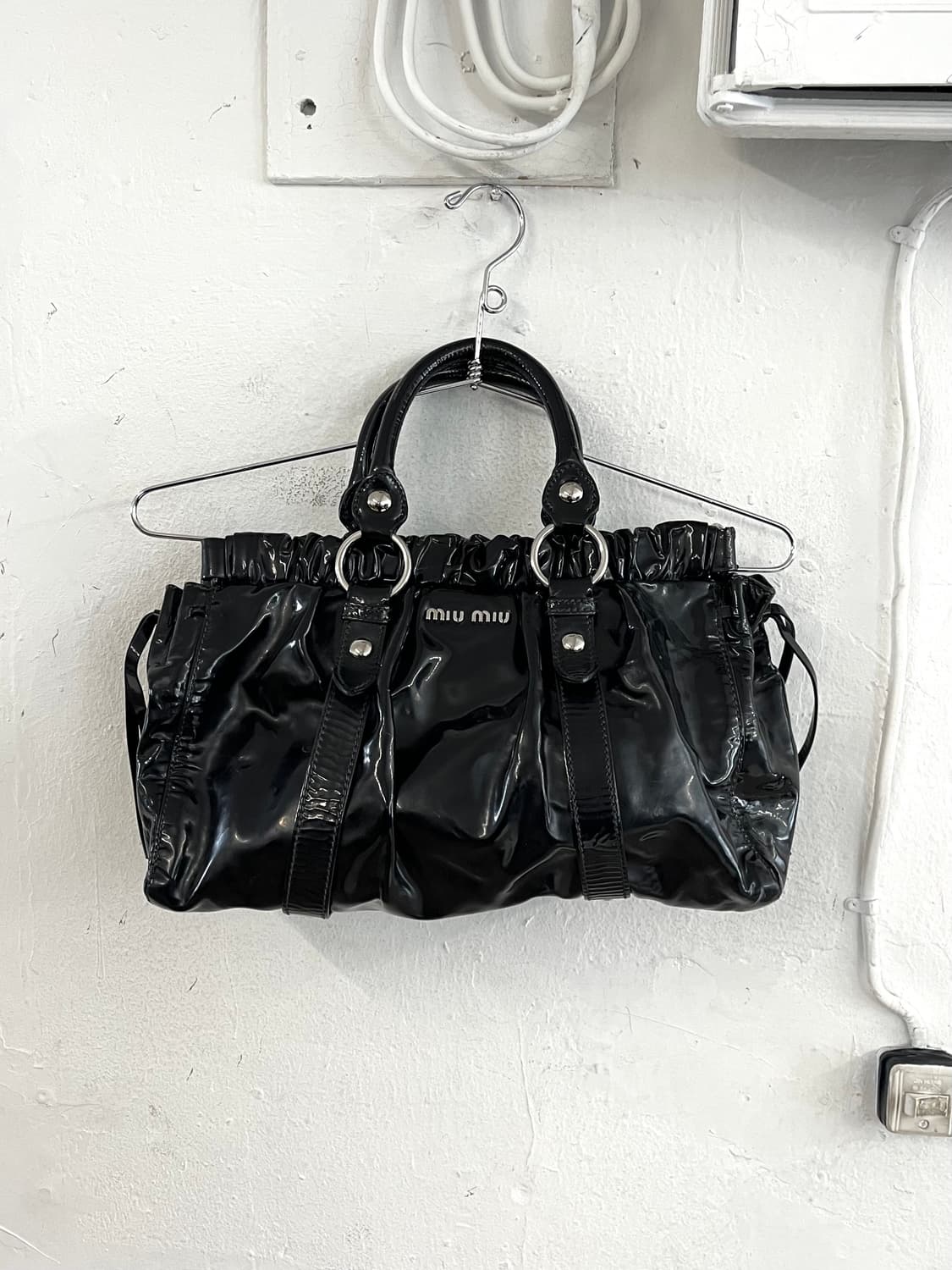 미우미우 페이던트 레더 토트백 상품이미지1