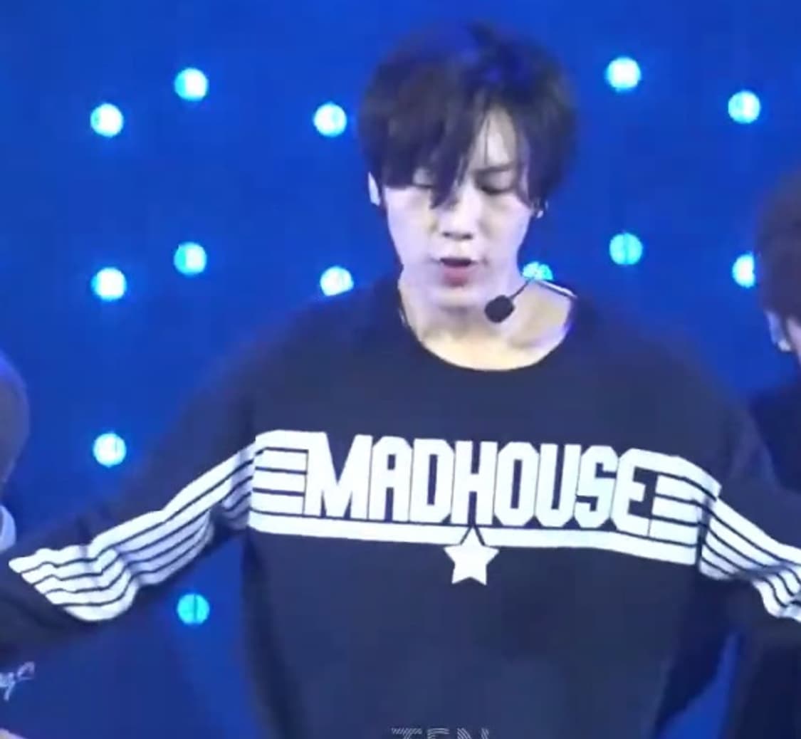 a.j.l madhouse 썸홀 스웨트셔츠 nct 텐 착용 상품이미지1