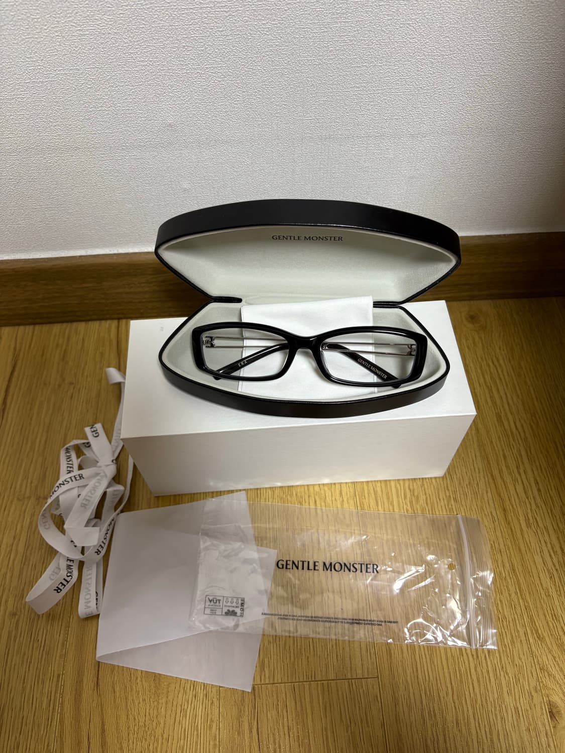 젠틀몬스터 에라01 안경(한 번 착용)(풀 구성 풀 박스) 상품이미지2