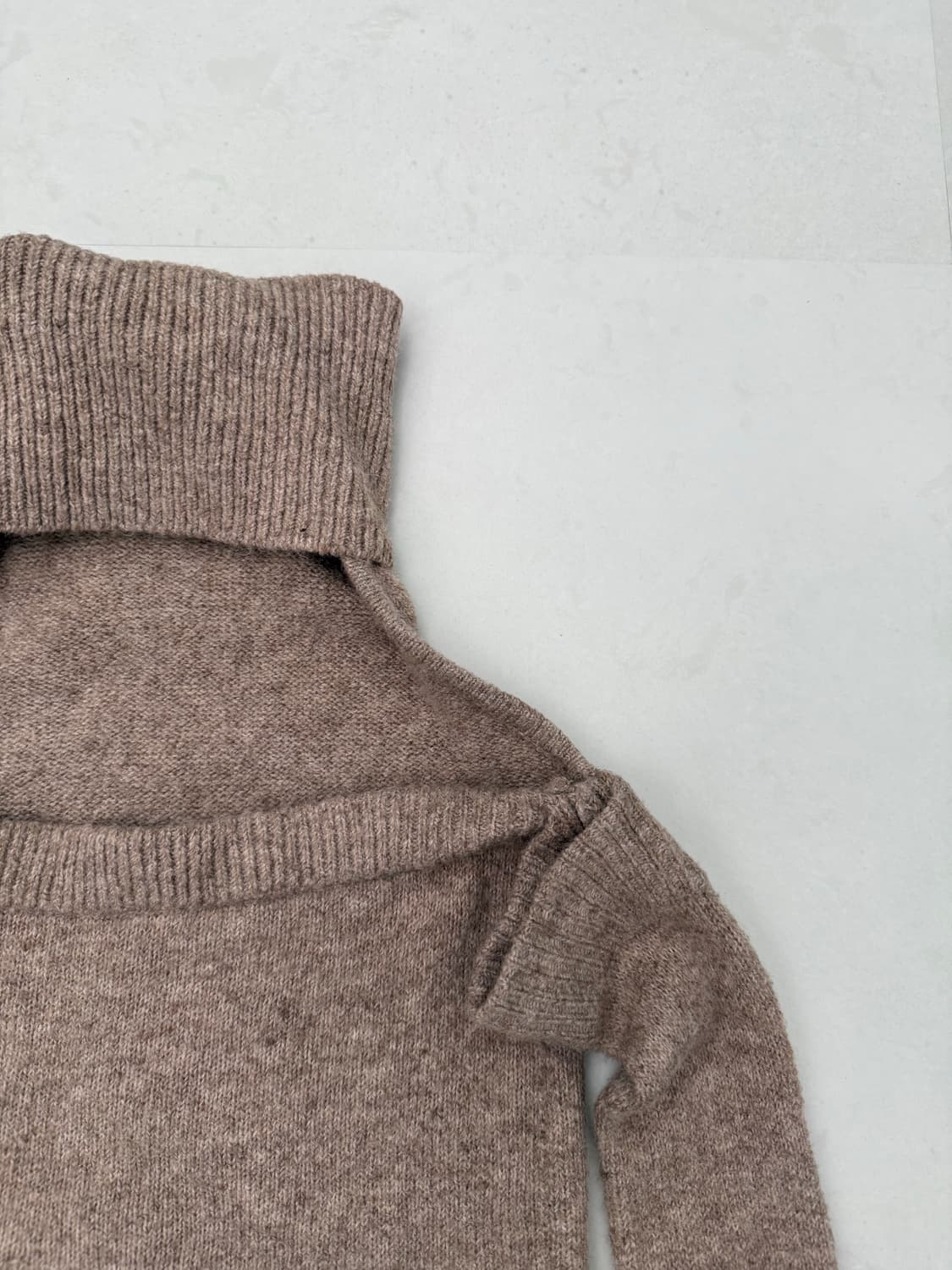 오트밀 컷아웃 니트  상품이미지4