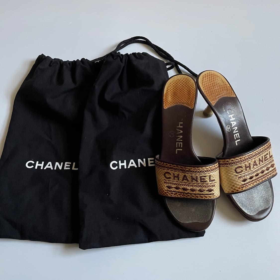 CHANEL 샤넬 로고 로우힐 뮬 상품이미지2