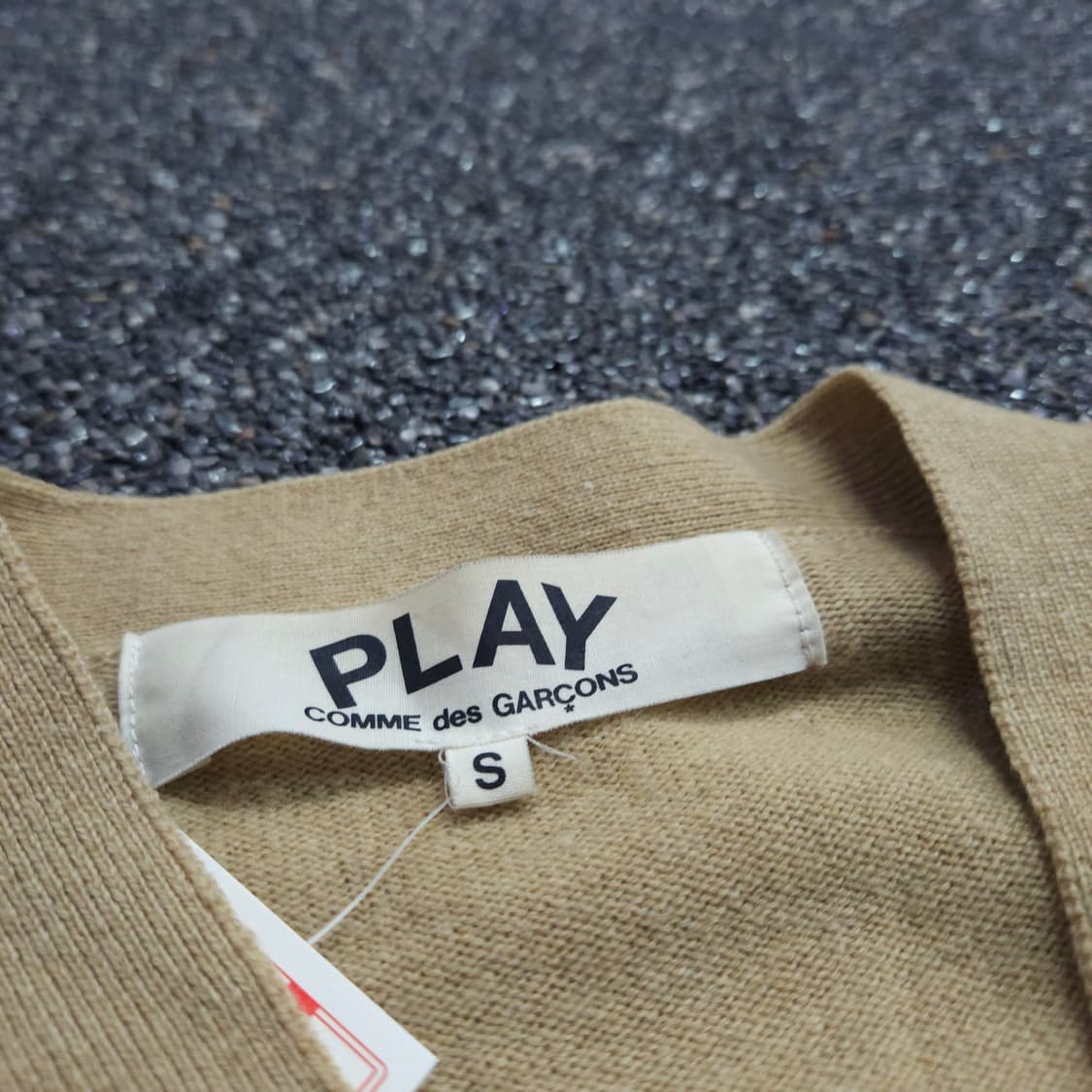 꼼데가르송 플레이 블랙 하트 와펜 미니멀 가디건 (95) 상품이미지5