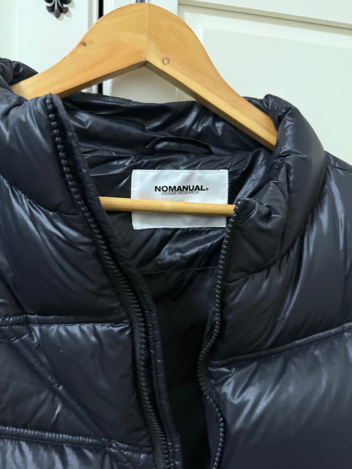노매뉴얼 트랙 덕다운 패딩조끼 베스트 - 글로시블랙 M  상품이미지3