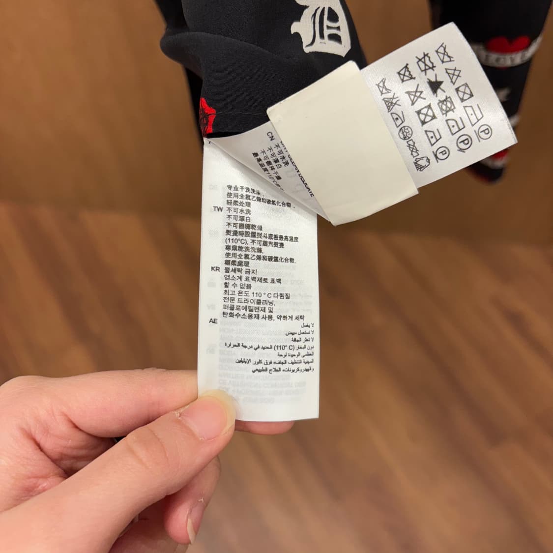 산드로 긴팔 실크 셔츠 하트 기타 장미 프린트 패턴 디테일 블랙 상품이미지9